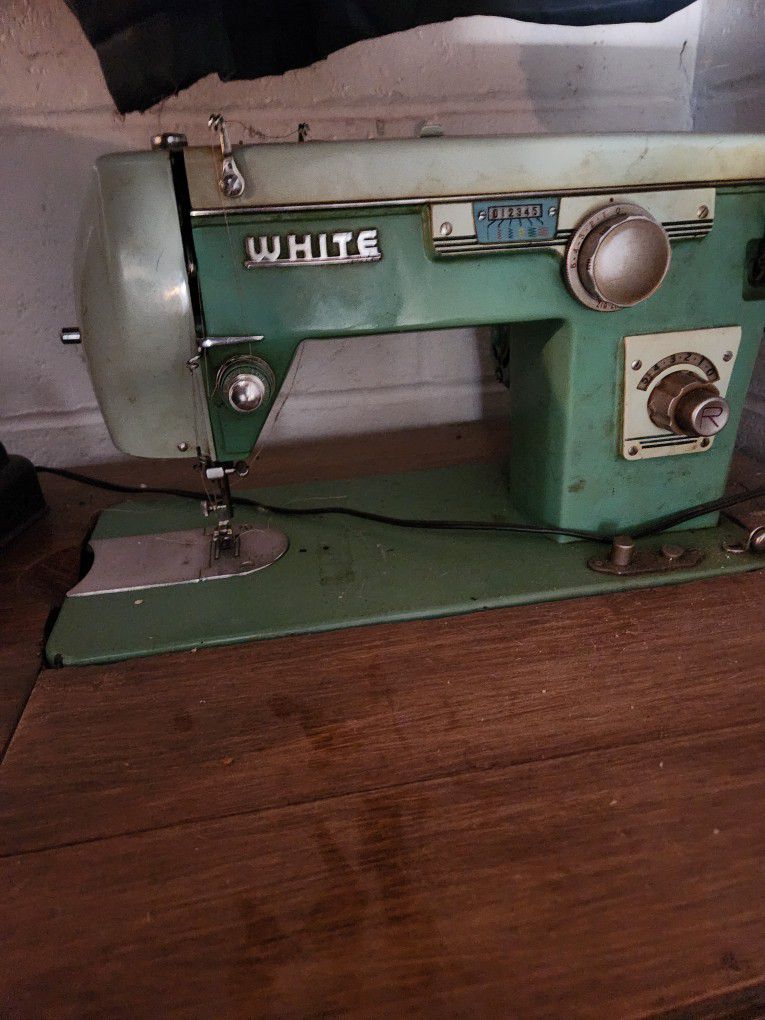 White Sewing Machine With Bench Model 3954