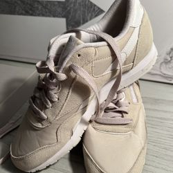 Lightly Used! Reebok Woman’s Sneakers! Size 8