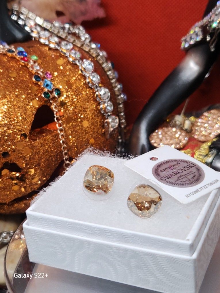 Beautiful Swarovski Crystal's Champaign Earrings Set In 10kt Gold Gold Pltd