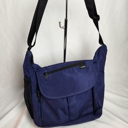 L.L. Bean Canvas ZZippered messenger bag w/ Adjustable strap LIKE NEW