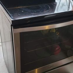 Whirlpool Stainless Glass Top Electric Stove In Like New Condition 