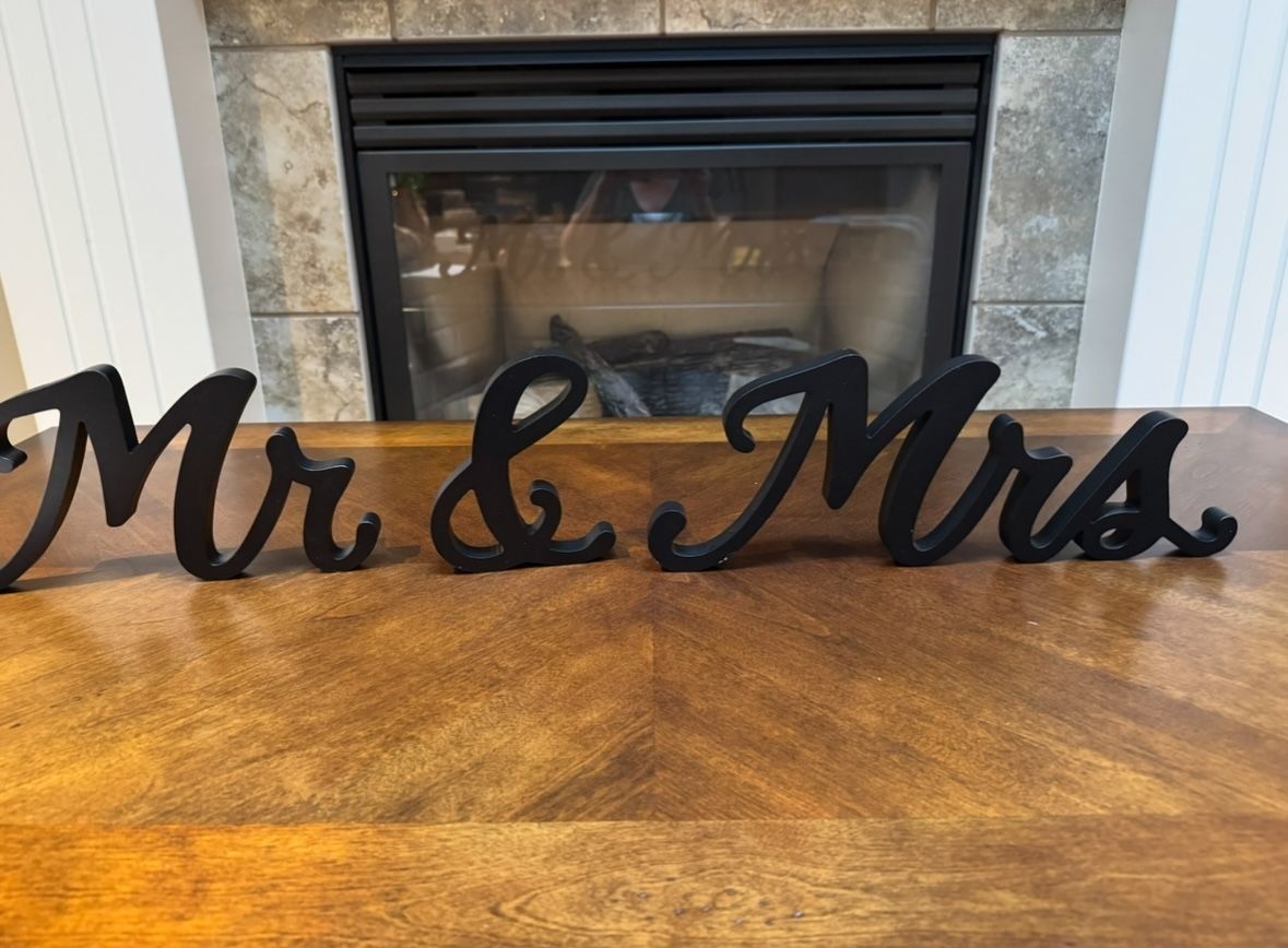 Mr &Mrs Sign
