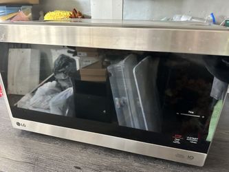 Like New LG Microwave