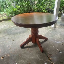 Round table with leaf