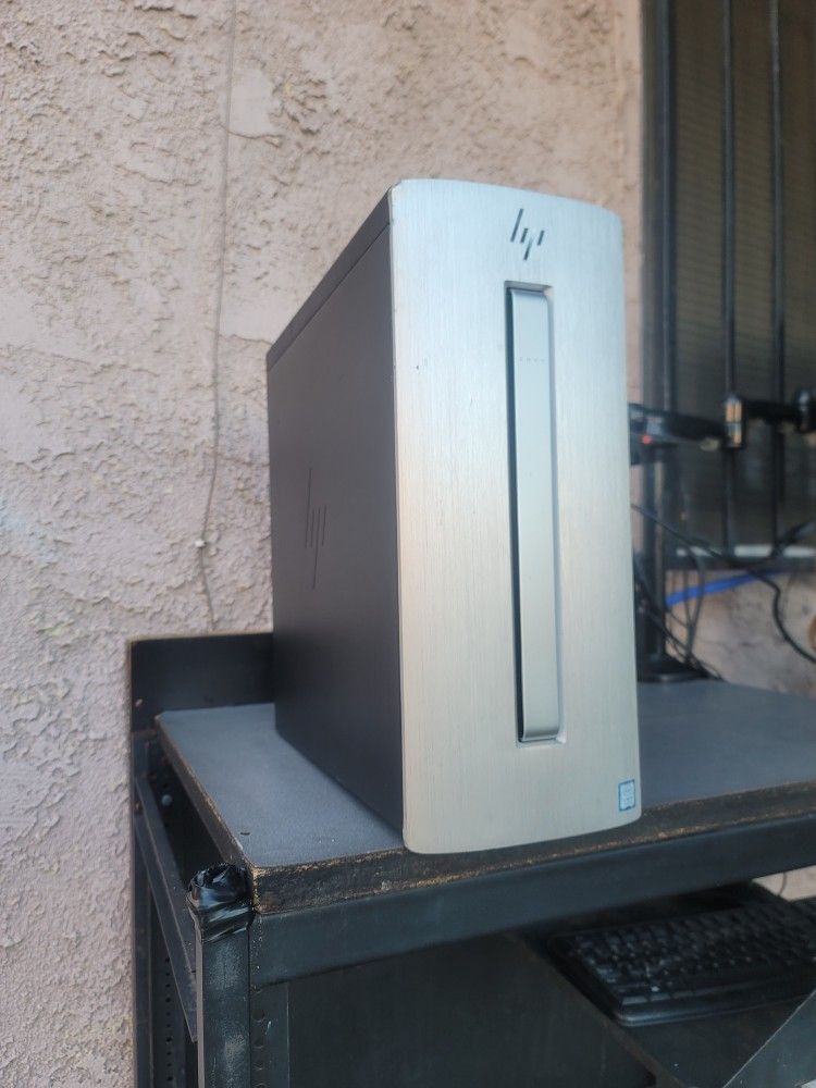 Hp PC: Intel Core i7, 1500GB, Windows11, Type C.