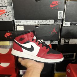 Jordan 1 Mid Chicago Black Toe size 7Y VNDS