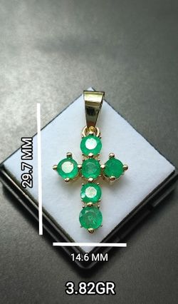 18K Gold Cross with Natural Colombian Emeralds 3.82 gr | 29.7 mm x 14.6 mm |