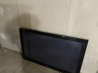 Samsung Tv works amazing no scratches rarely used