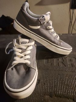 Tennis shoes