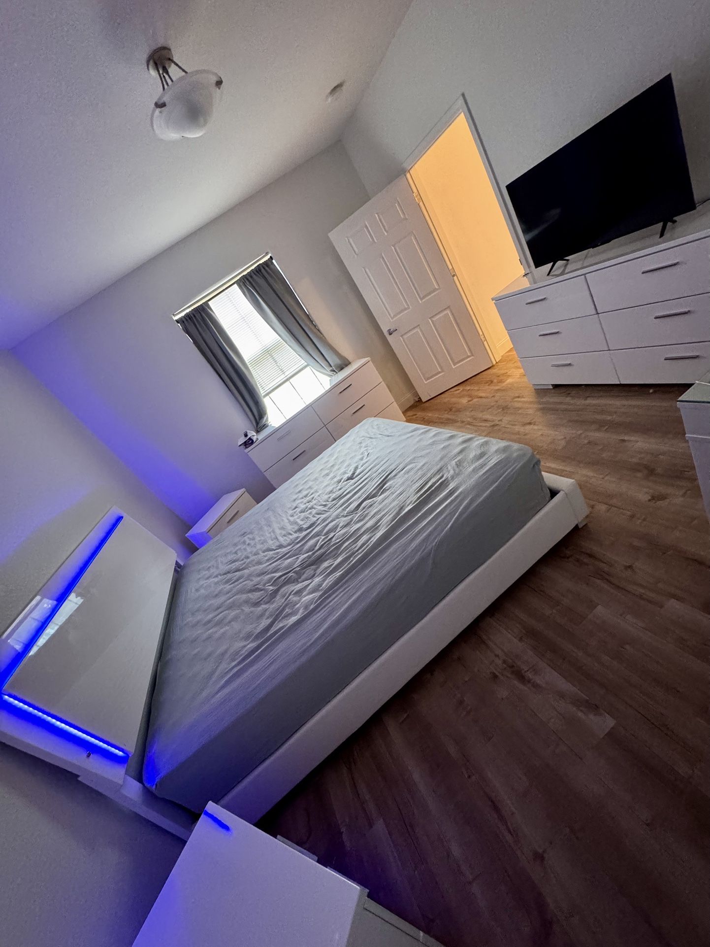 6 Piece Bedroom Set w TV