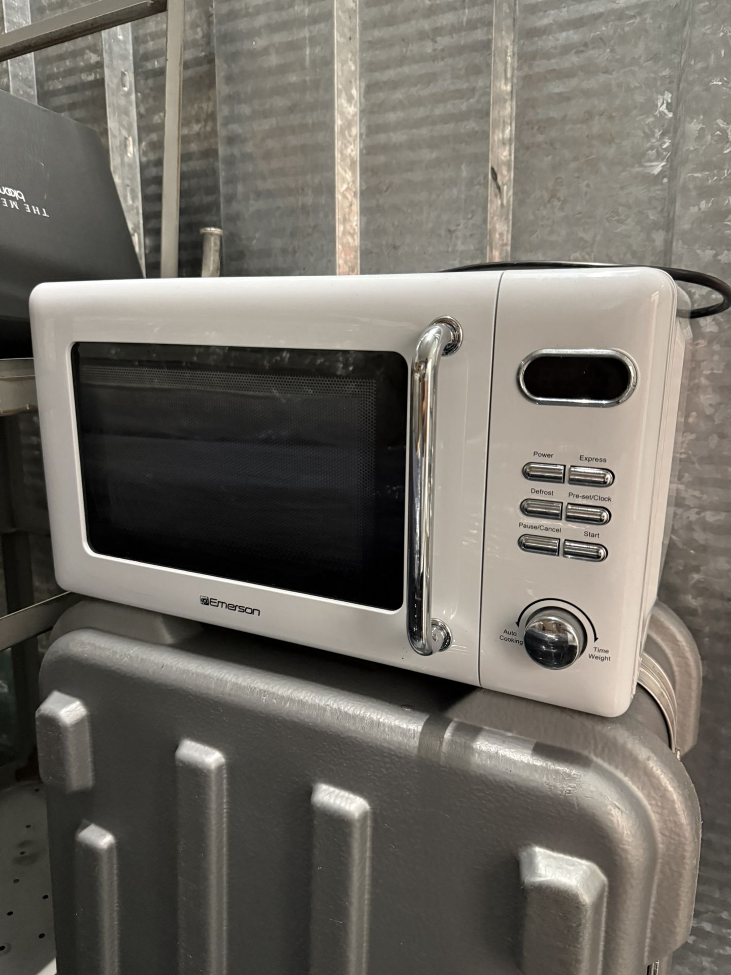LIKE NEW: EMERSON MICROWAVE