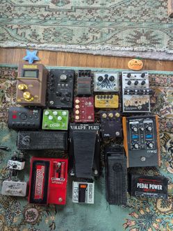 Pedals, cables  and power supplies included. Compressor, dbx, voodoo, moog, whammy, electro Harmonix, boss,  volume, dedalo, Mr. Scary, brown box, ret