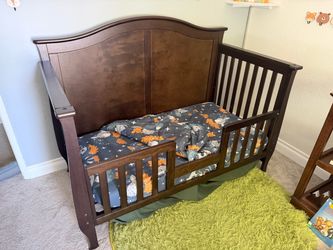Baby Crib & Convertible Toddler Bed