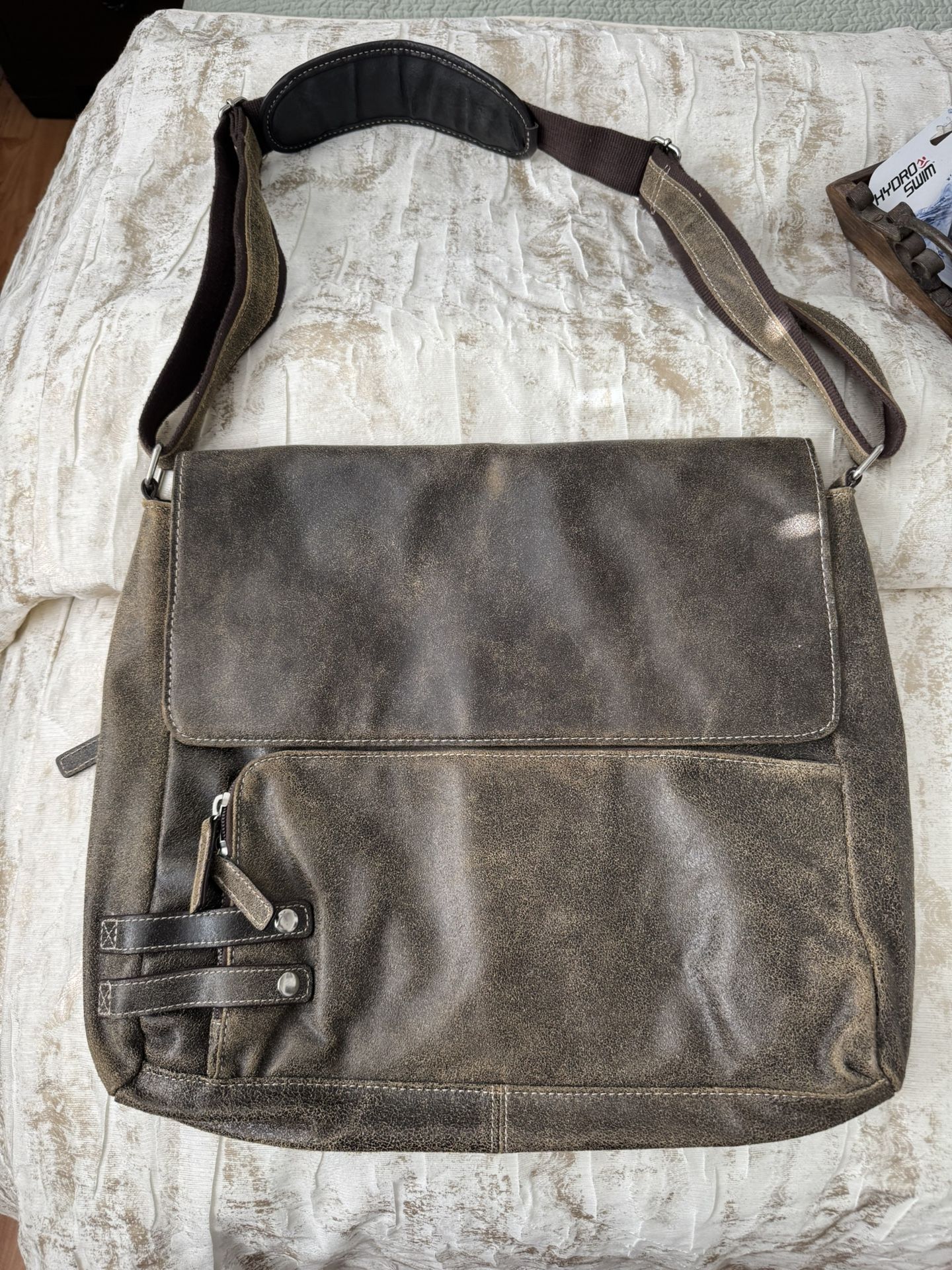 BELLINO WARNER BROTHERS (WB) EMBOSSED LEATHER MESSENGER BAG EXCELLENT CONDITION