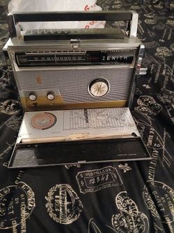 Selling A  Vintage Radio Vintage  Zenith Royal 1000 D Trans Oceanic Weather Marine Broadcast  $400  Obo 