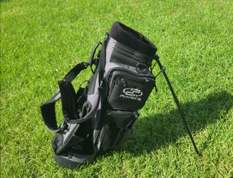 Golf bag with stand