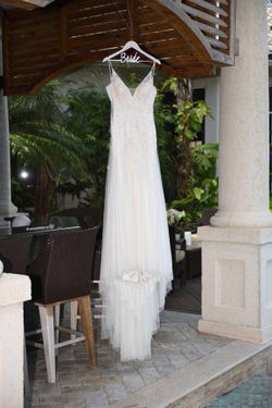 Berta Bridal ivory wedding dress with bridal veil and tulle mint condition