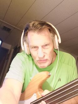 Old Bass Player Fretless Bass