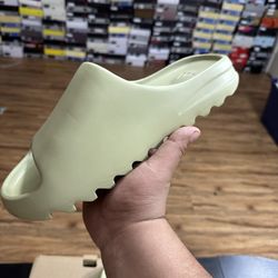 YEEZY SLIDE RESIN
