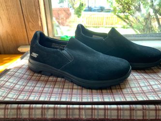 Skechers slip on’s