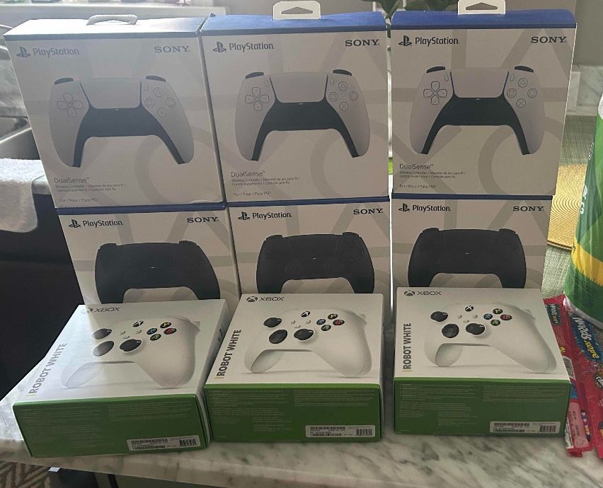 PS5 AND XBOX CONTROLLERS