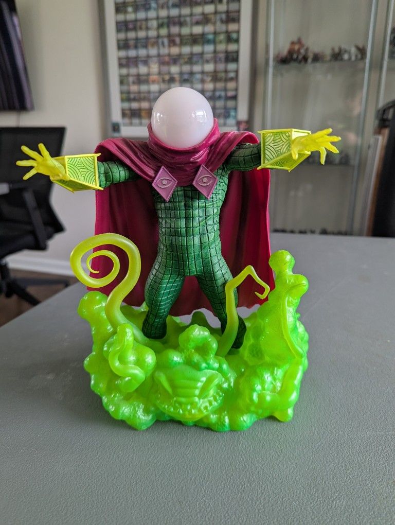 Spider-Mans Mysterio Classic Diamond Collectible Select Statue Gamestop exclusive.