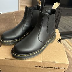 Dr.  AirWair Martens Chelsea Boots (SIZE 5 M / 6 W)