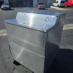 True Refrigerator Merchandiser Excellent For Catering Easy Transport 