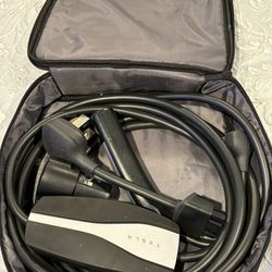 Tesla Charging Set With The Original Bag… You Can Storage This Ítem On Your Car And Be Ready For Long Traveling 
