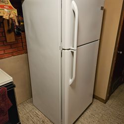 Frigidaire Top-Freezer Refrigerator White