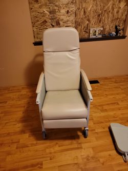 Lumex 3-position medical recliner