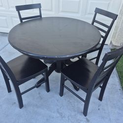 Round Dinning Table With 4 Chairs In Good Condition 