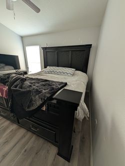 California King Bed Set with Storage & Mattress- Excellent Condition
