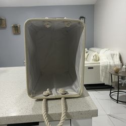 1 Laundry basket ,  clothes storage . 1 Cesta De Ropa 