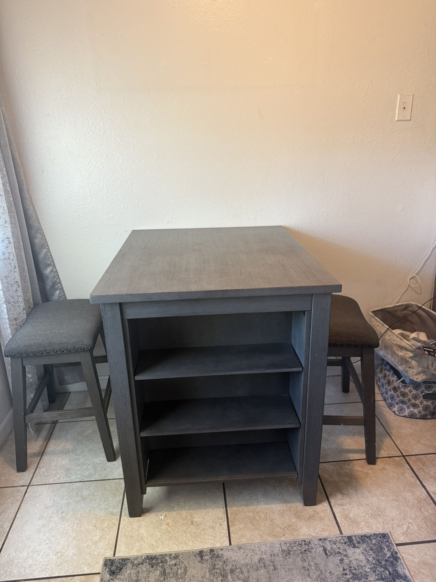 Kitchen/bar Table