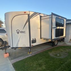 19ft Vibe Travel Trailer. With A Slide Out. 