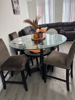 Round dining table