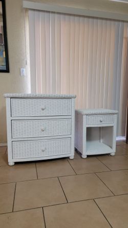 VERY NICE DRESSER AND TABLE FOR SALE! IN GREAT CONDITION