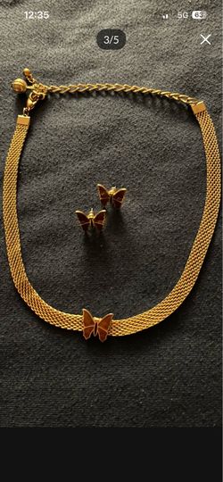 It’s A Beautiful set it’s A choker necklace, and earring