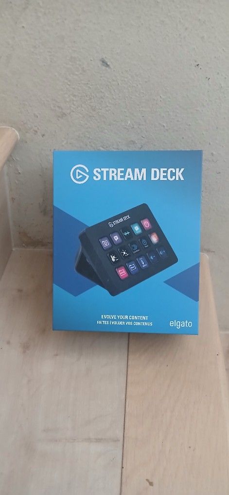 Elgato Stream Deck MK.2 - Controlador de estudio, 15 teclas macro, activa acciones en aplicaciones y software como OBS, Twitch, YouTube y más, funcion