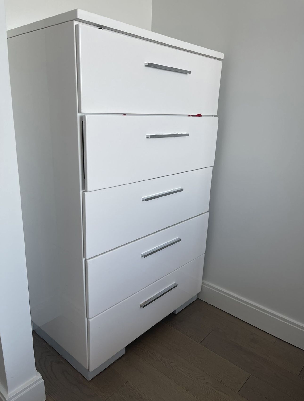White 5 Drawer Glossy Dresser