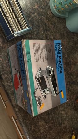 Pasta machine for pasta or polymer clay /with additional cutter head
