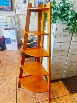 Corner book shelf
