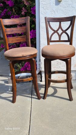 2 x nice swivel bar-stools