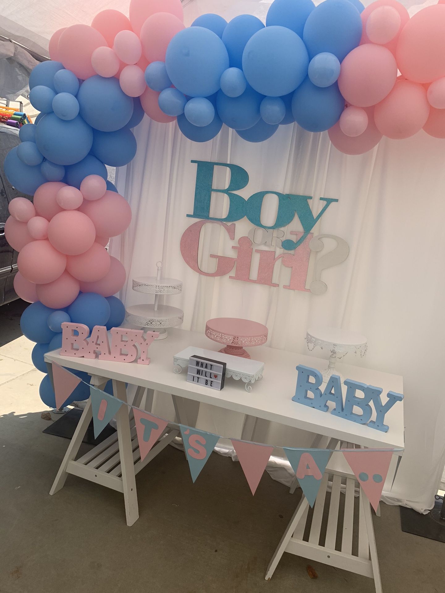 Gender reveal decoration table