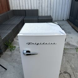 Retro Mini Fridge 