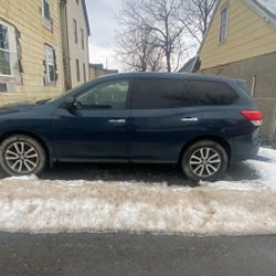 Nissan Pathfinder 2015 – Runs – Salvage / Parts  
