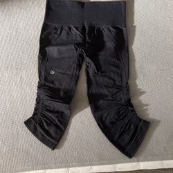 Xs Lululemon Crop Yoga Pant/Black Size 4