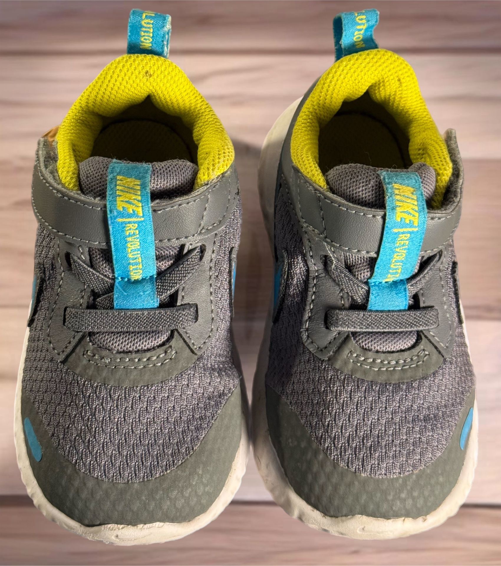 NIKE Unisex Kids Revolution 5 Running Shoes 6C Grey Child Mesh Slip On Clean EUC