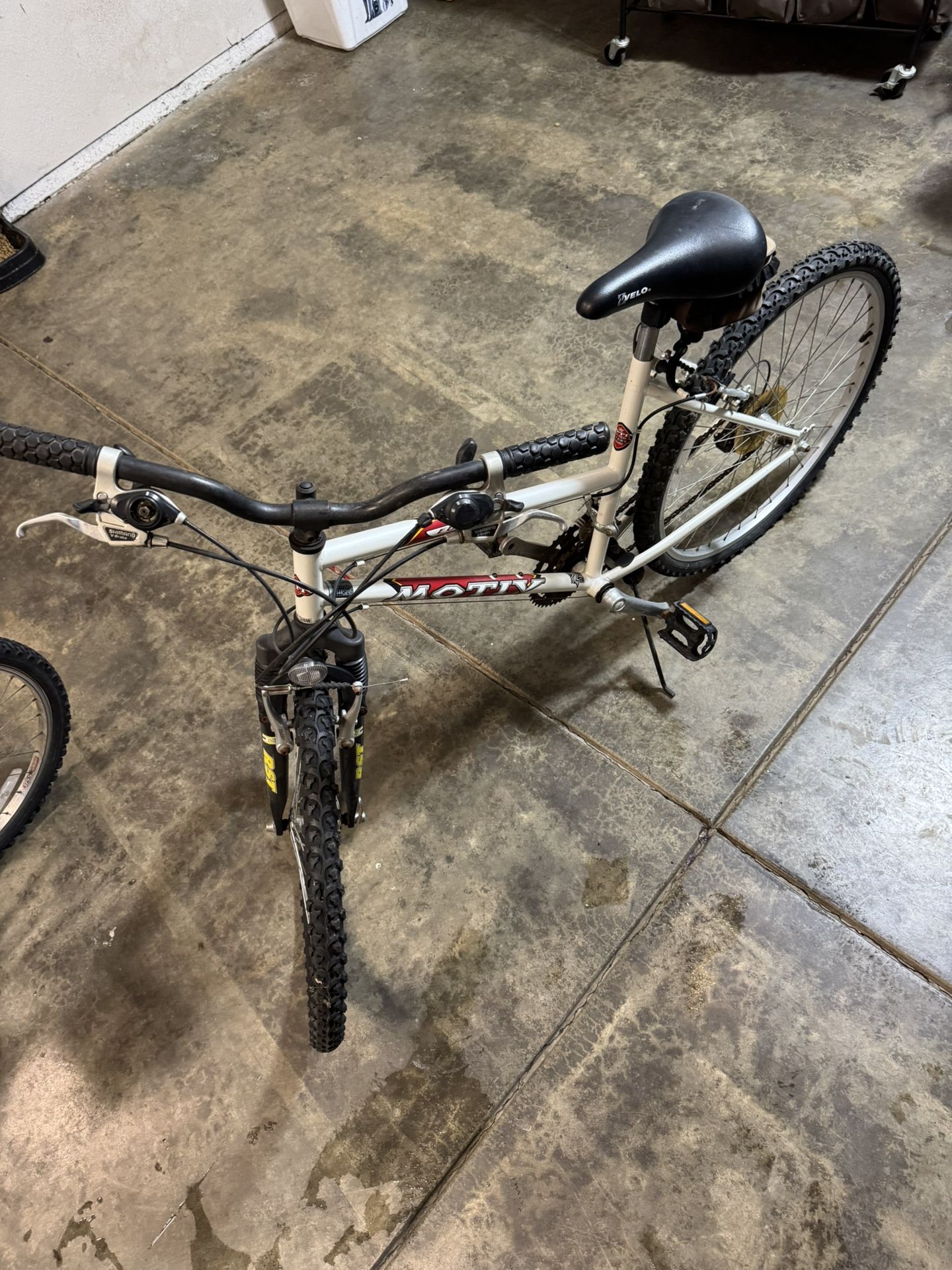 🚵♂️ Motiv Mountain Bike – 26” / 21-Speed Shimano / RST Front Suspension -Bicicleta Motiv Montañesa – 26” / 21 Velocidades Shimano / Suspensión RST –